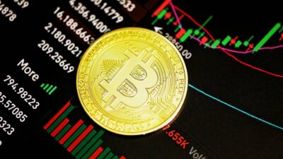 نمودار قیمتی بیتکوین با خطوط سبز رنگ که خروج بیتکوین از صرافیها و امید به افزایش قیمت آن را نشان میدهد.