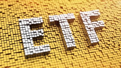 نمودار قیمتی بیتکوین در کنار لوگوی یک صندوق قابل معاملهی بیتکوین (ETF)، نشاندهندهی کاهش علاقهی سرمایهگذاران به این صندوقها با وجود نوسانات اخیر در قیمت بیتکوین است.