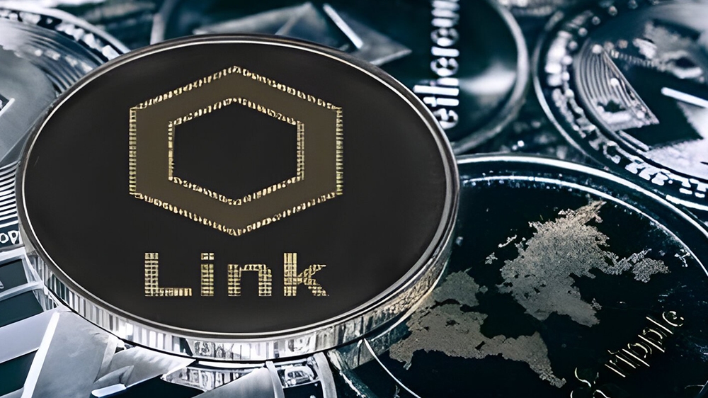 یک کوین چین لینک در بالای دو کوین اتریوم و ریپل
