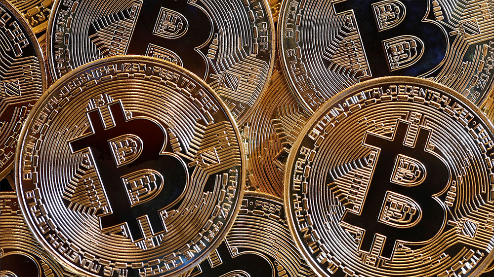 تعداد زیادی کوین BTC در کنار هم