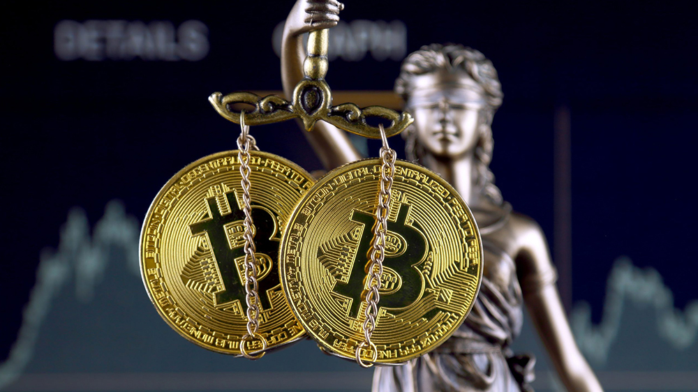 یک الهه یونانی با ترازوی دو بیت کوین در دست