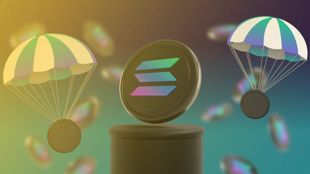 سولانا در کتار چترهایی از بالا که به ایردراپ سولانا اشاره دارد.