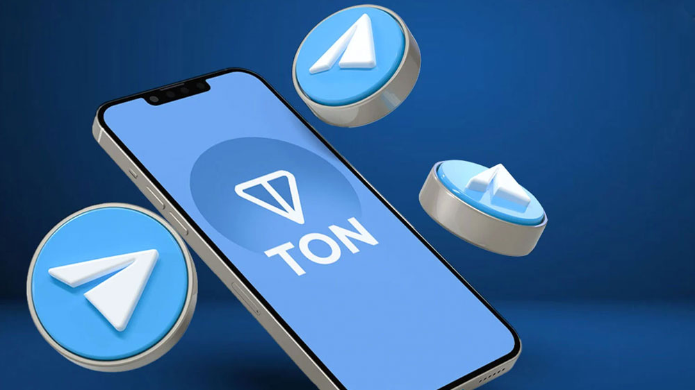 تصویر تون کوین در کنار یک گوشی موبایل