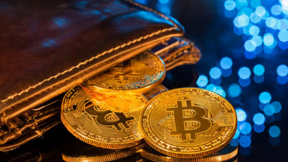 کیف پول چرم با سکه بیت کوین در آن