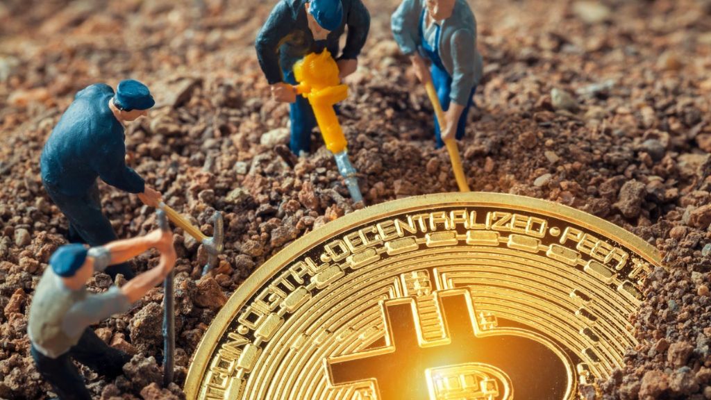 چند آدمک در حال ماینینگ بیتکوین