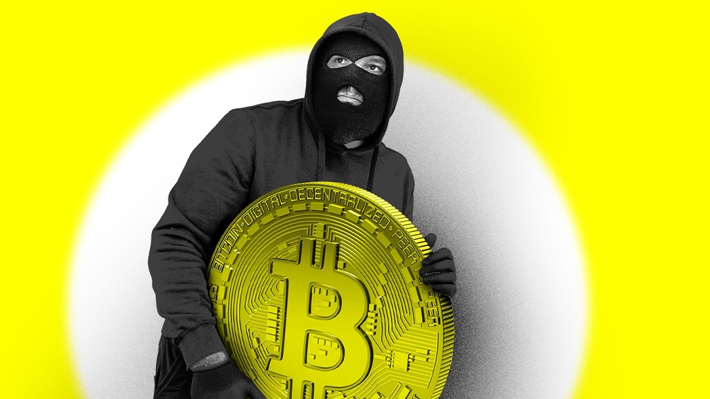 سارق کریپتو با بیت کوین در دست