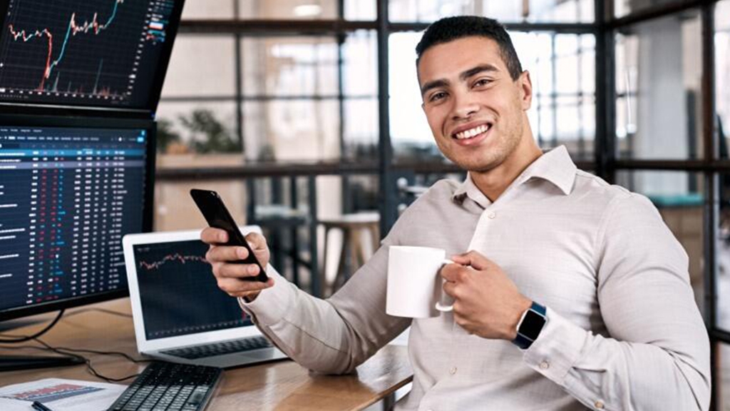 بهترین تریدر دنیا با لیوان در دست